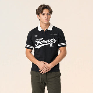 Polo con Estampado Varsity para Hombre Forever 21 #color_negro
