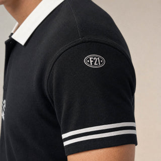 Polo con Estampado Varsity para Hombre Forever 21 #color_negro