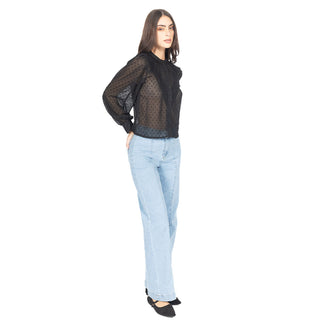 Blusa semitransparente de puntos con cuello alto