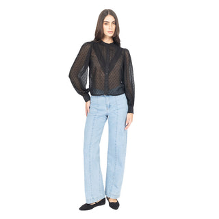 Blusa semitransparente de puntos con cuello alto
