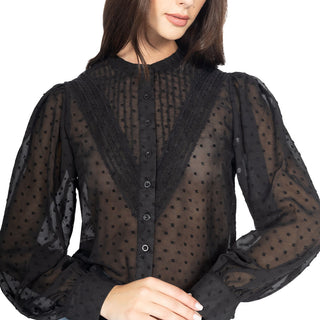 Blusa semitransparente de puntos con cuello alto