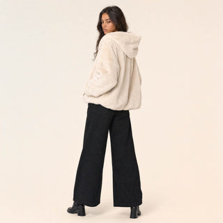Chamarra Hoodie Oversized de Peluche para Mujer Forever 21 #color_hueso