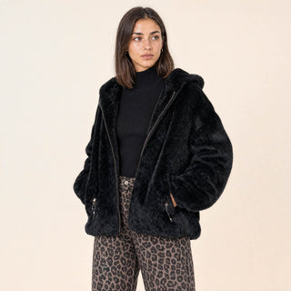 Chamarra Hoodie Oversized de Peluche para Mujer Forever 21 #color_negro
