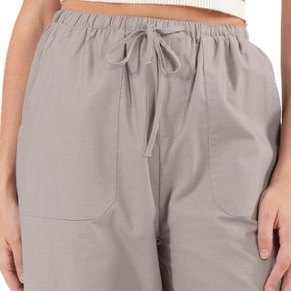 BREEZY SUMMER CAPRI PANTS WITH CARGO POCKETS