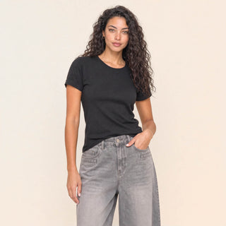 Playera Slim de Manga Corta para Mujer Forever 21 #color_negro