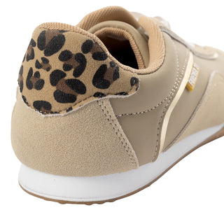 Tenis con Detalle de Animal Print y Paneles de Gamuza