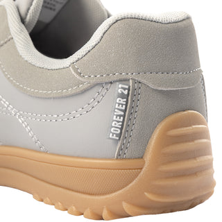 Tenis con Suela Dentada y Costuras Decorativas